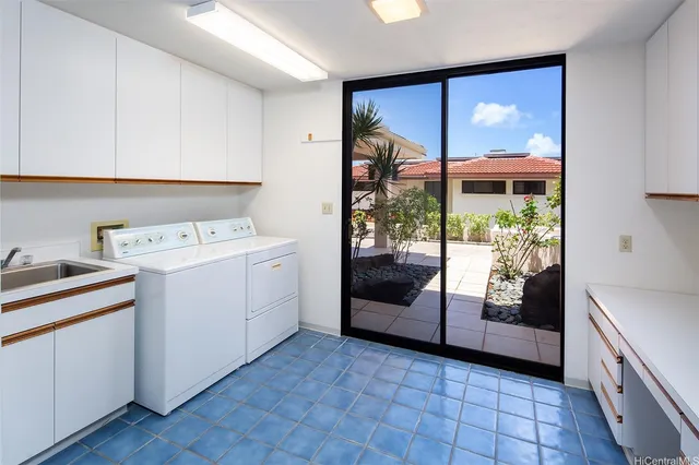a view of utility room with washer and dryer