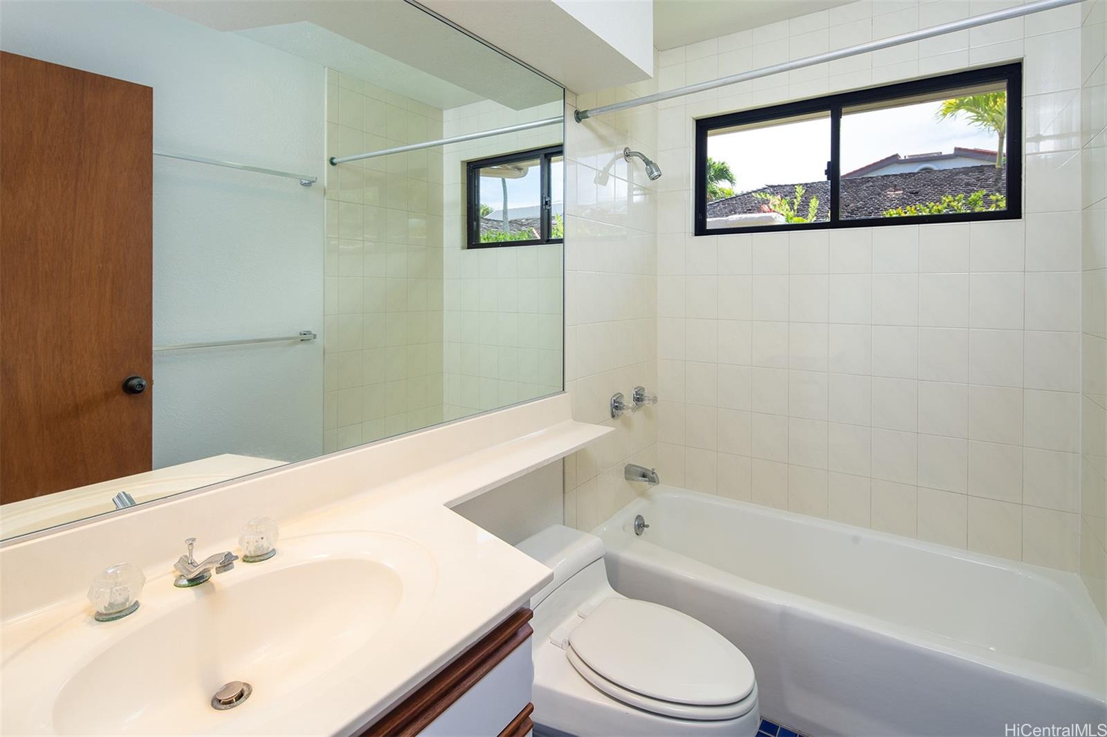154 Maono Place Honolulu, HI 96821 - Photo 22 of 25 a bathroom with a sink a toilet and bathtub