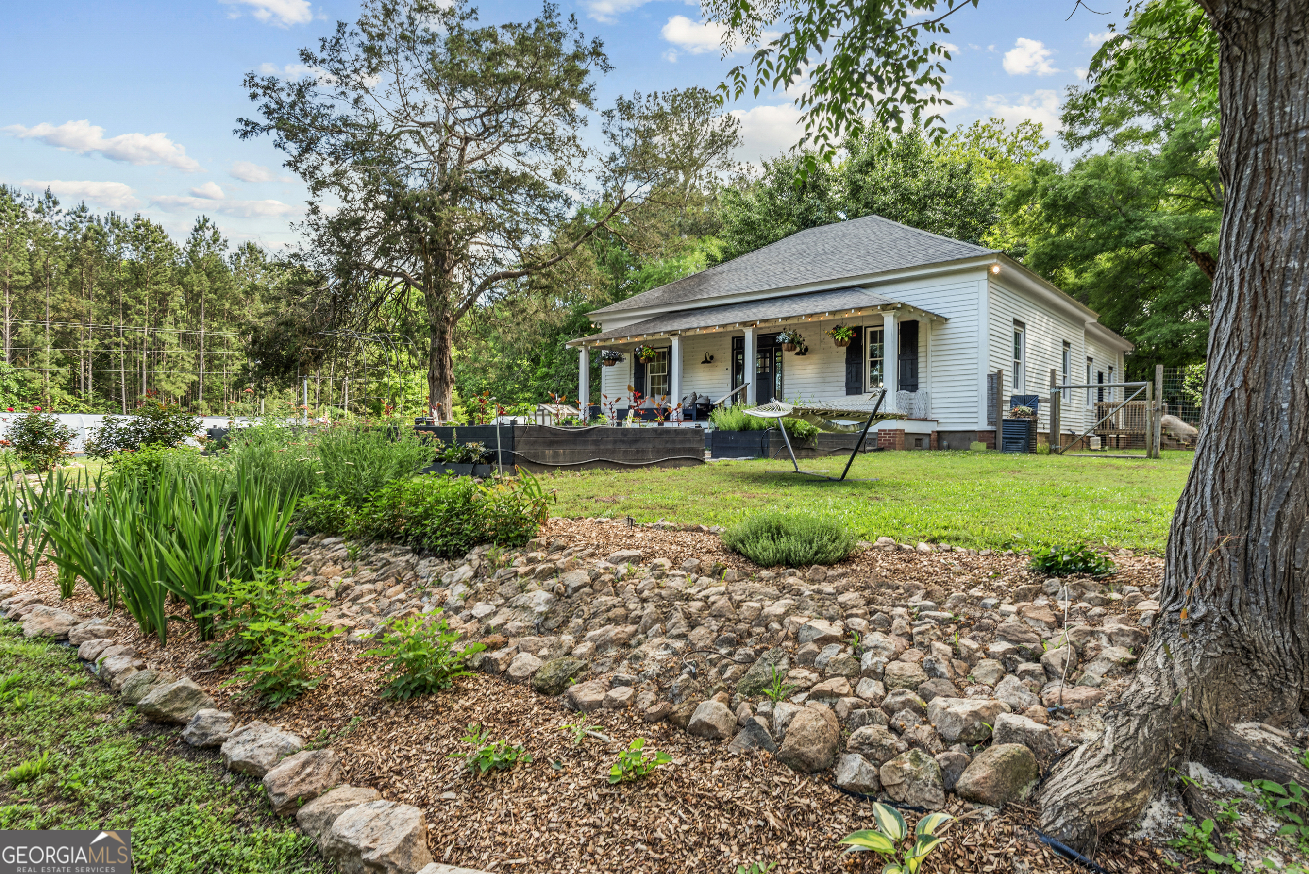 1580 Farmington Road Madison, GA 30650 - Photo 2 of 52 a front view of a house with garden