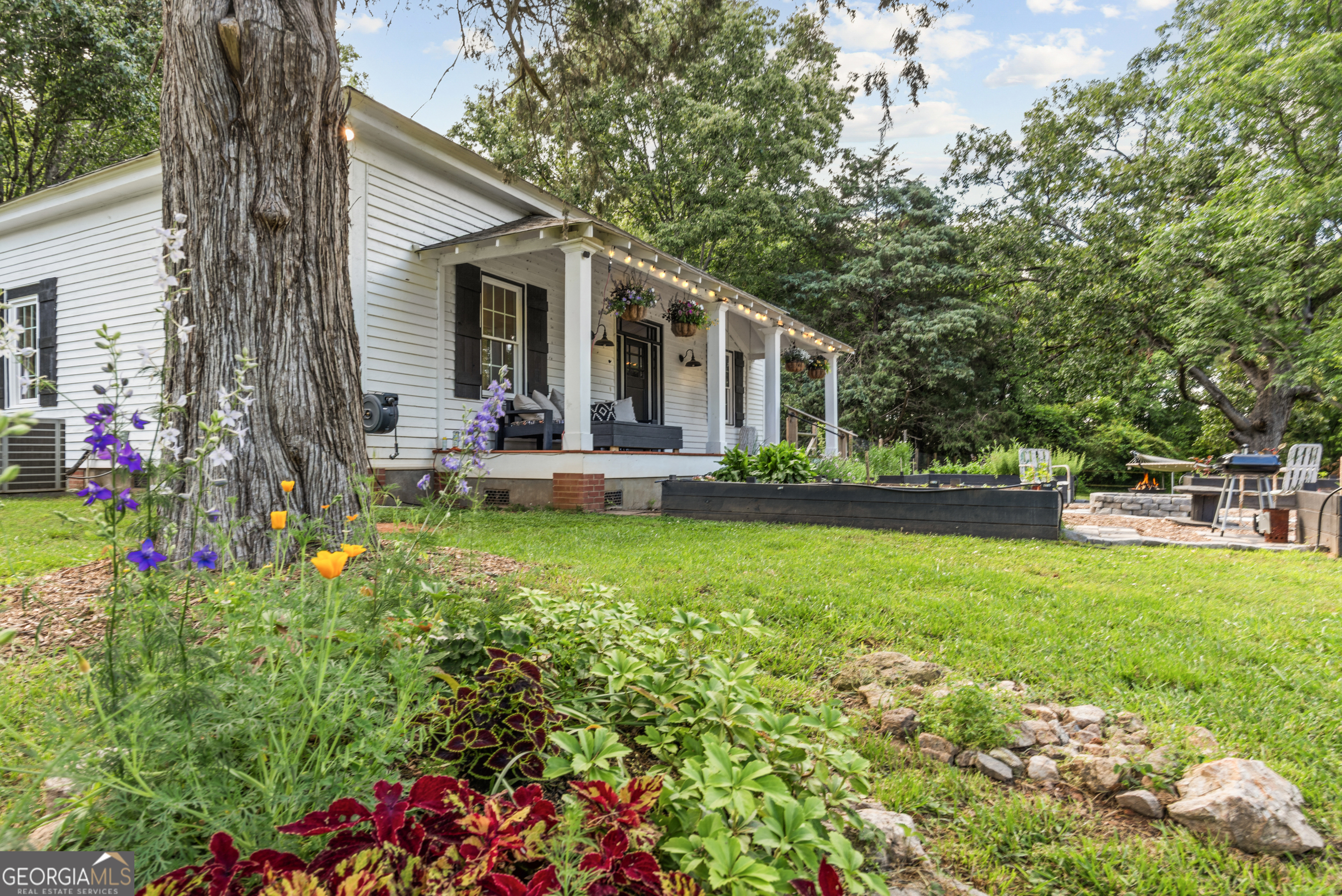 1580 Farmington Road Madison, GA 30650 - Photo 31 of 52 a front view of a house with garden