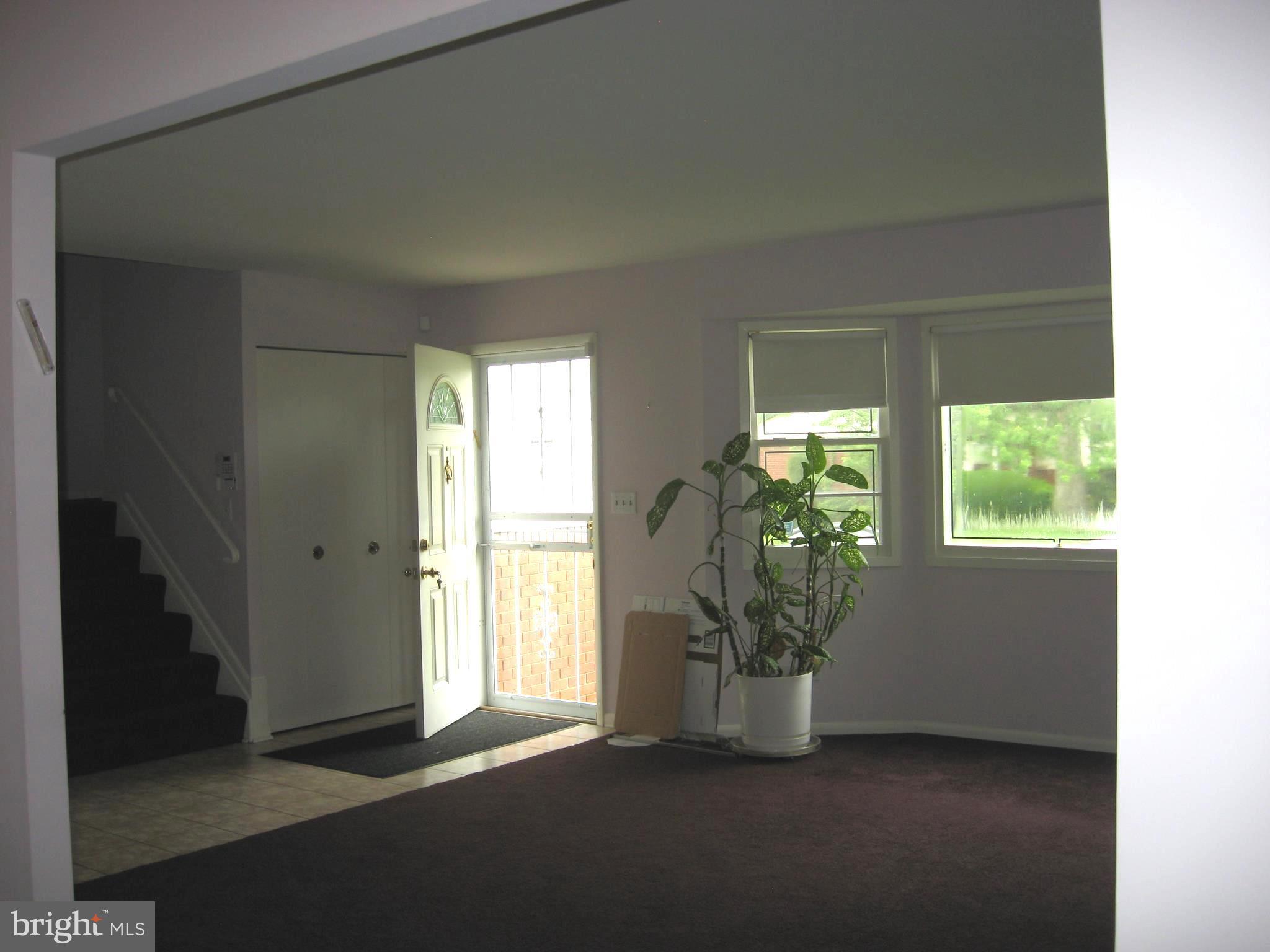 6504 Gardenwick Road Baltimore, MD 21209 - Photo 4 of 10 Living Room