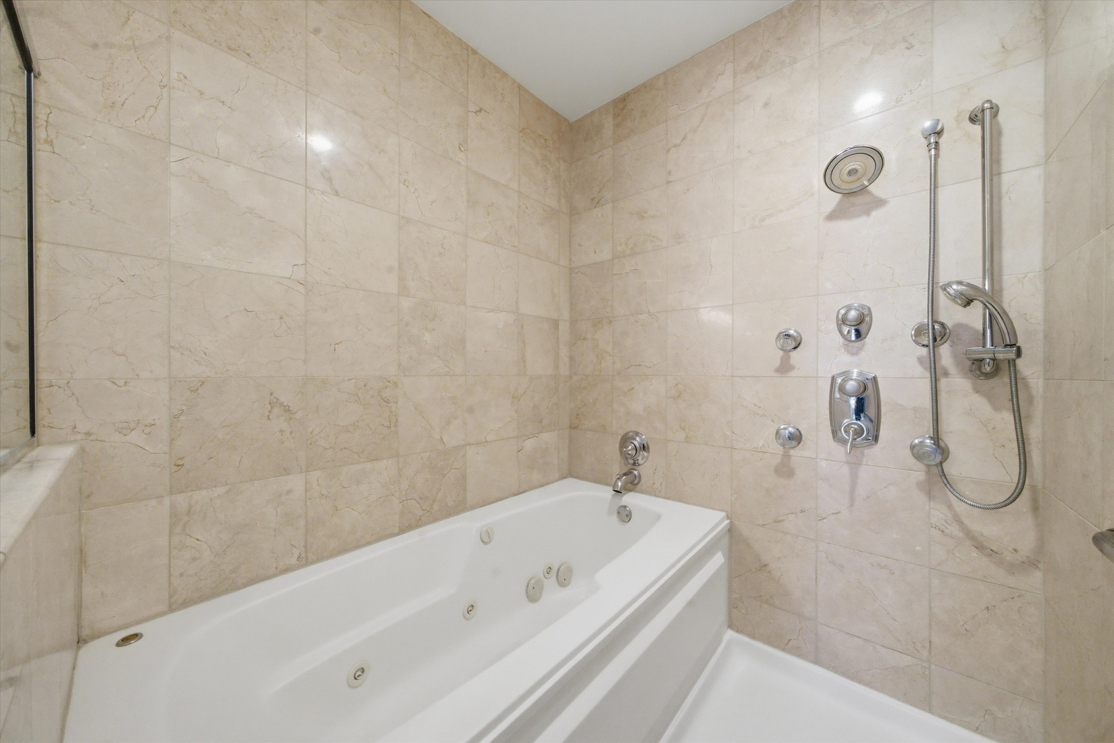 950 West Monroe Street, Unit 401 Chicago, IL 60607 - Photo 17 of 27 a bathroom with a bathtub and shower