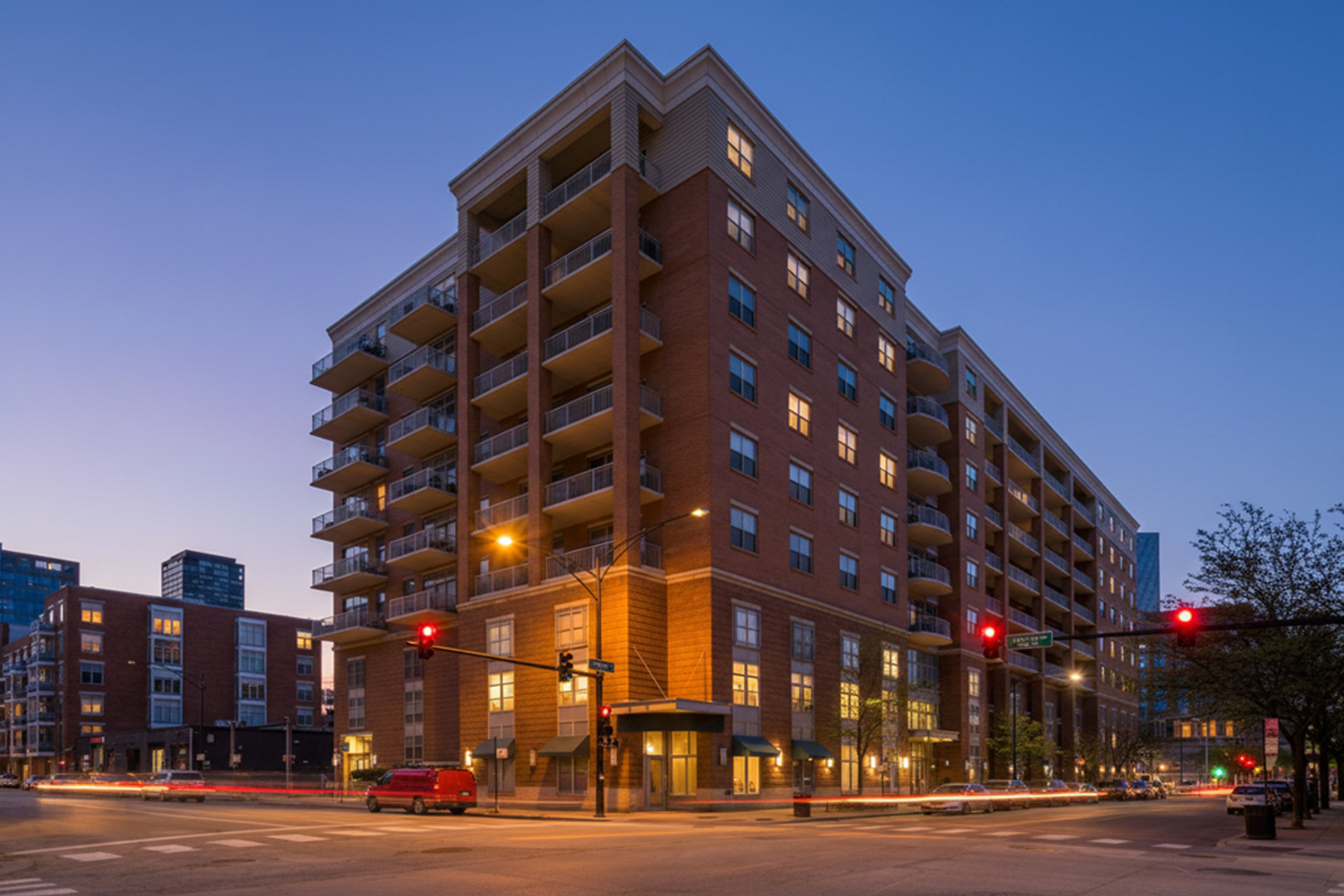 950 West Monroe Street, Unit 401 Chicago, IL 60607 - Photo 26 of 27 a view of a building and a street