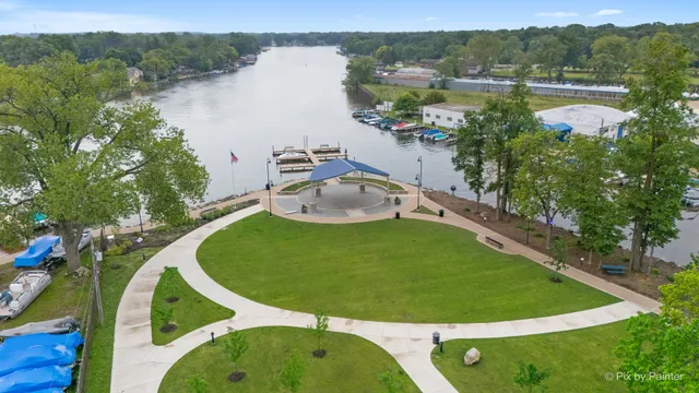 a view of a parking area