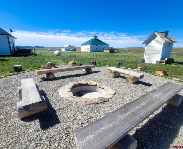 a view of a house with backyard