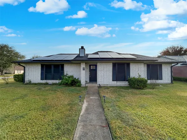 $215,000 | 6132 Fox Ridge Drive, Angleton, TX 77515