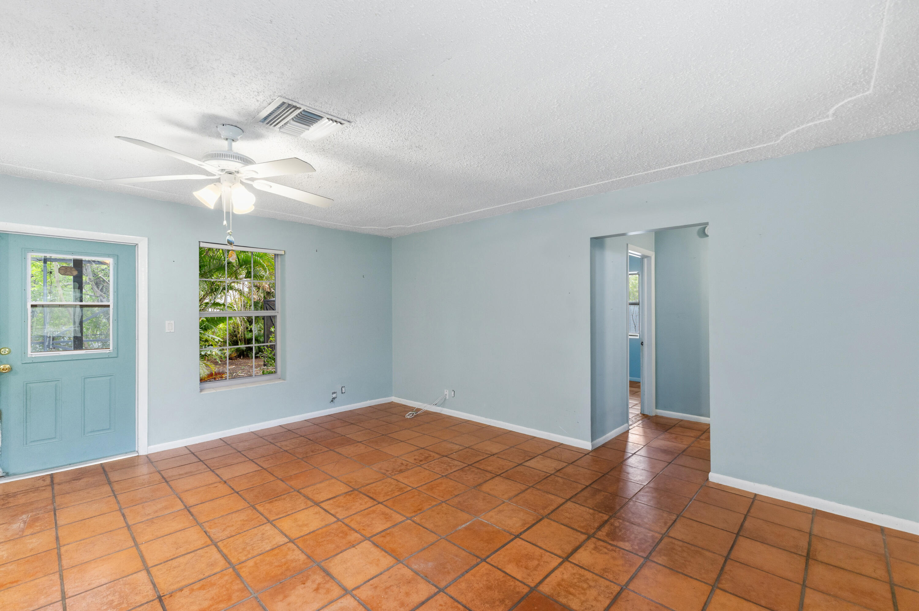 201 West Riverside Drive Jupiter, FL 33469 - Photo 11 of 17 Living Room