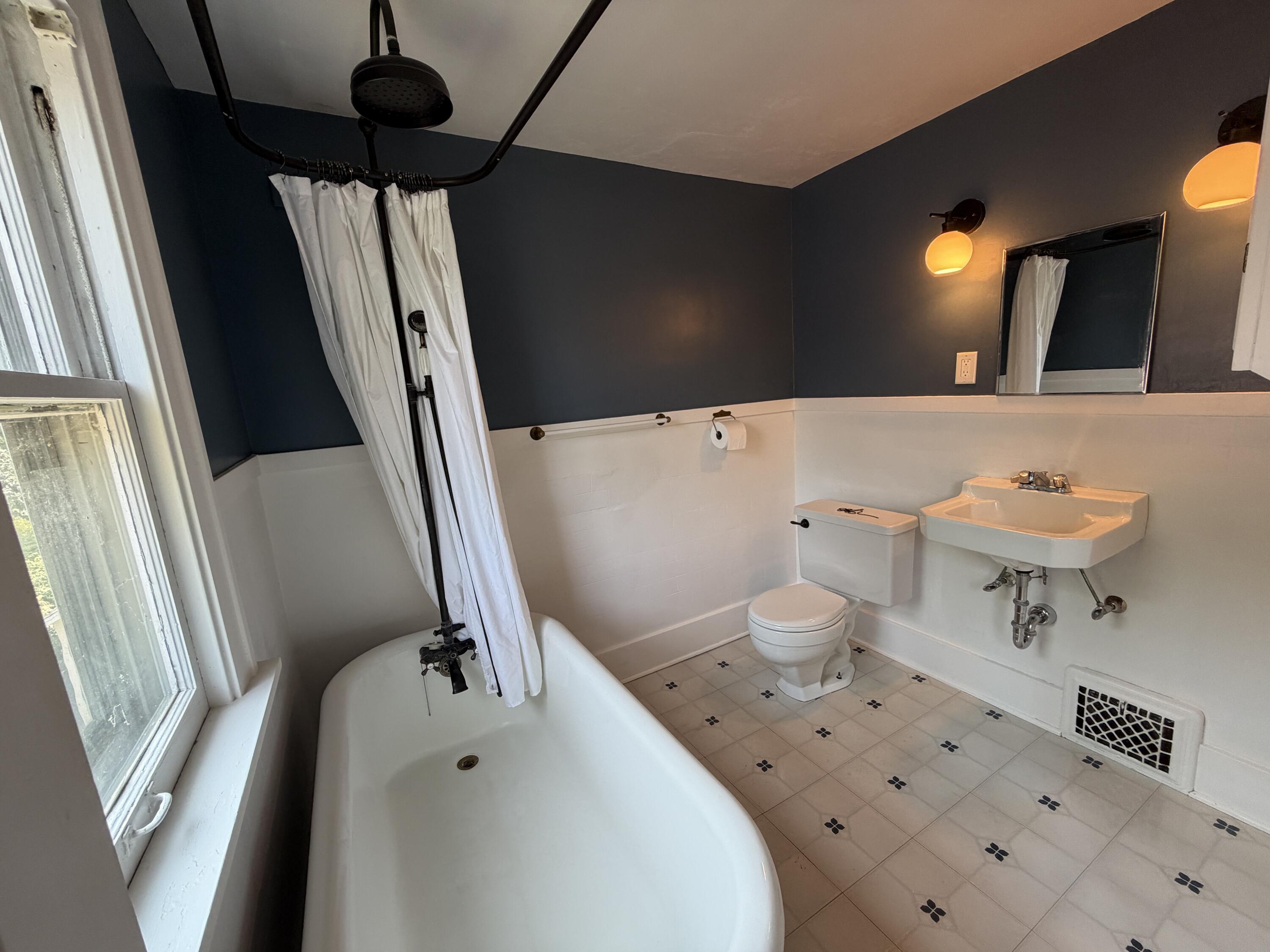 321 Inkster Avenue Kalamazoo, MI 49001 - Photo 33 of 48 Full Bath - 2nd Floor
