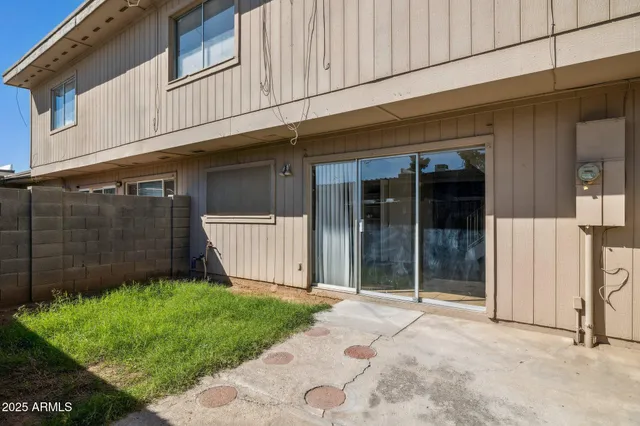 a view of a backyard