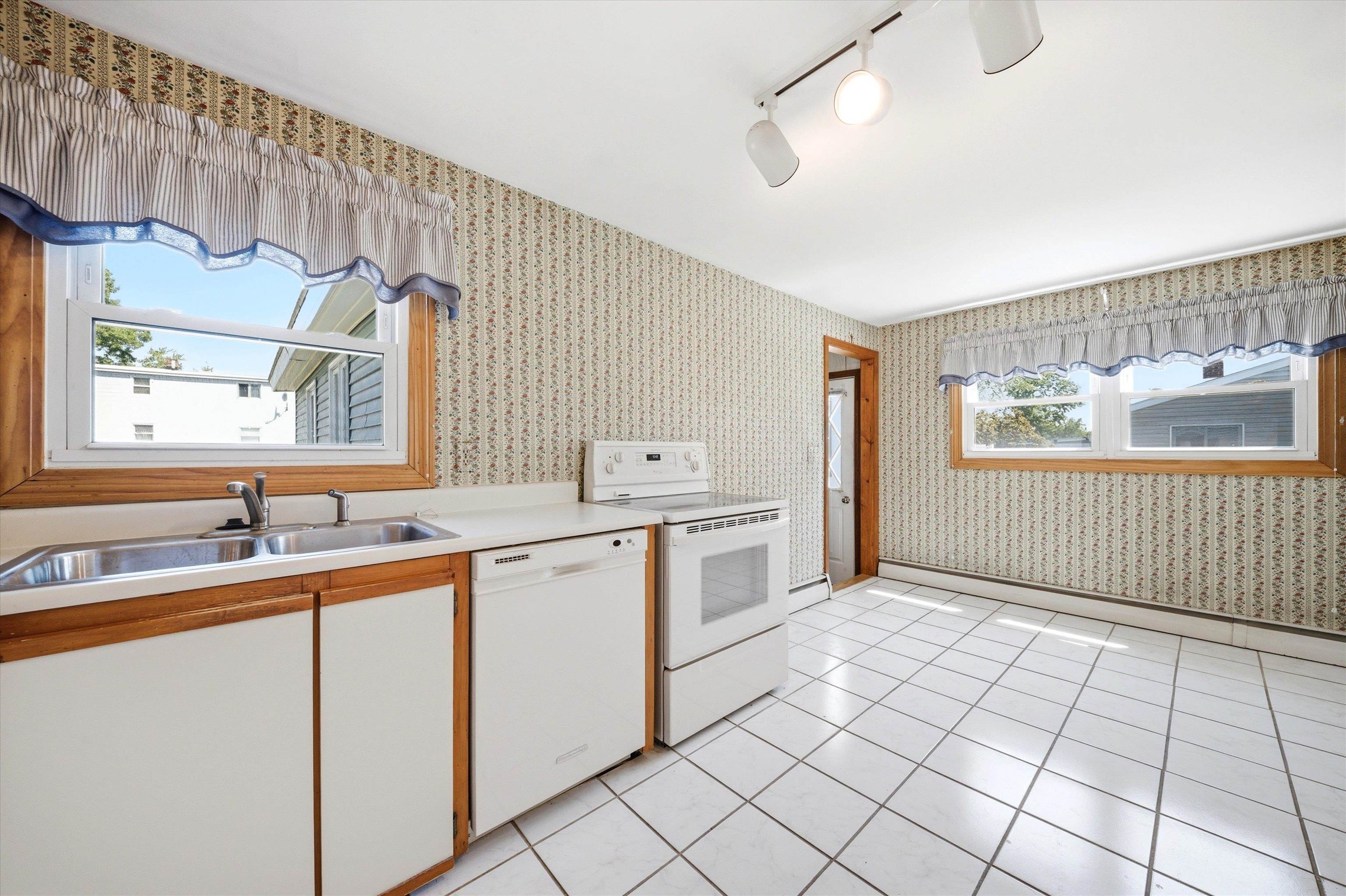 33 Ross Street Nashua, NH 03060 - Photo 8 of 31
