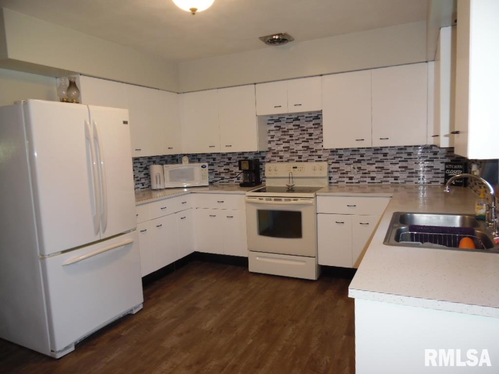 3412 Cleveland Street Clinton, IA 52732 - Photo 3 of 14 Gallery Image 3