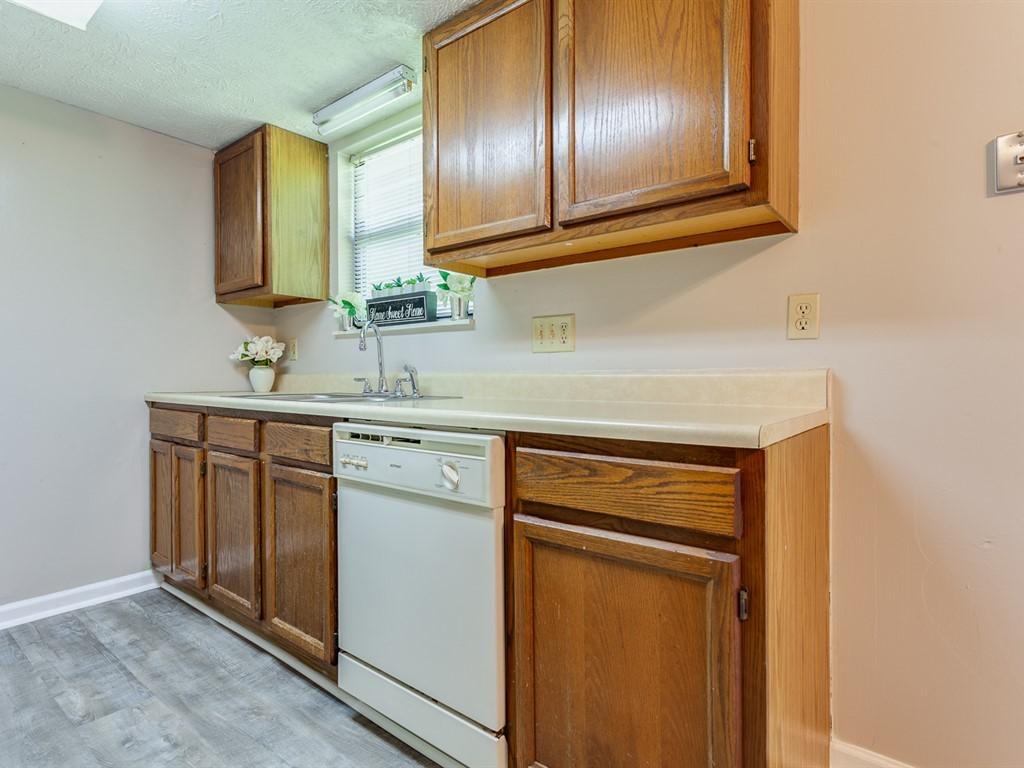 147 High Point Lane Oak Ridge, TN 37830 - Photo 8 of 26 Love the Window over the Sink!