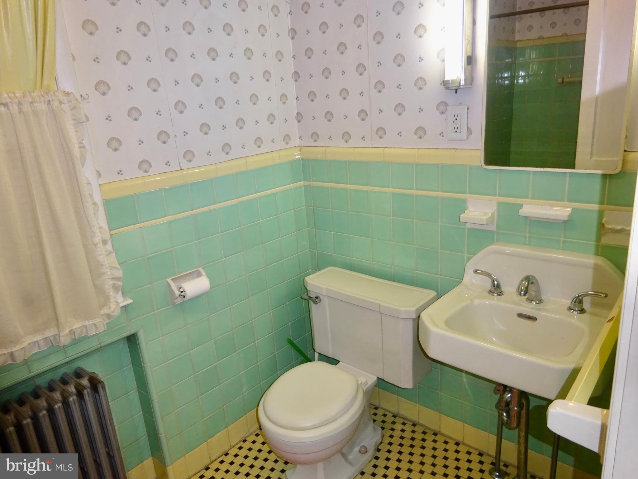 1331 Brooke Boulevard Reading, PA 19607 - Photo 29 of 41 Second Level Full Bath