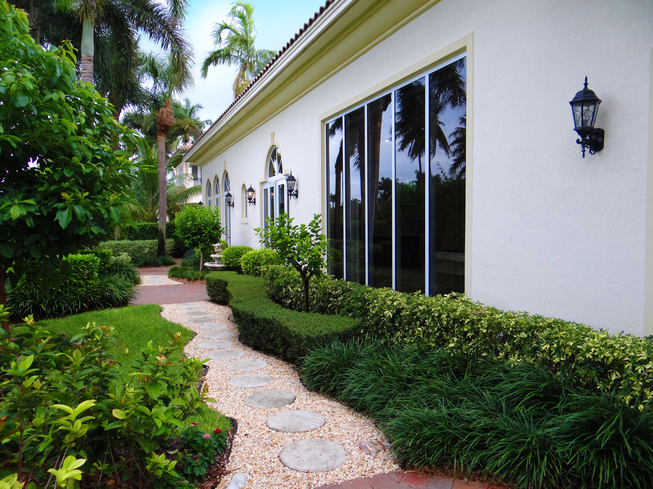 1711 Royal Palm Way Boca Raton, FL 33432 - Photo 26 of 36 Back walk way