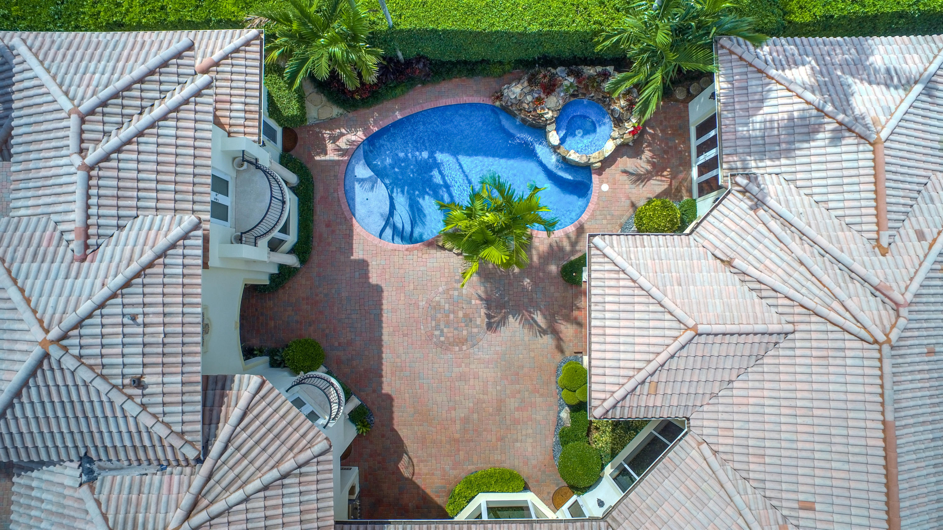 1711 Royal Palm Way Boca Raton, FL 33432 - Photo 32 of 36 Courtyard