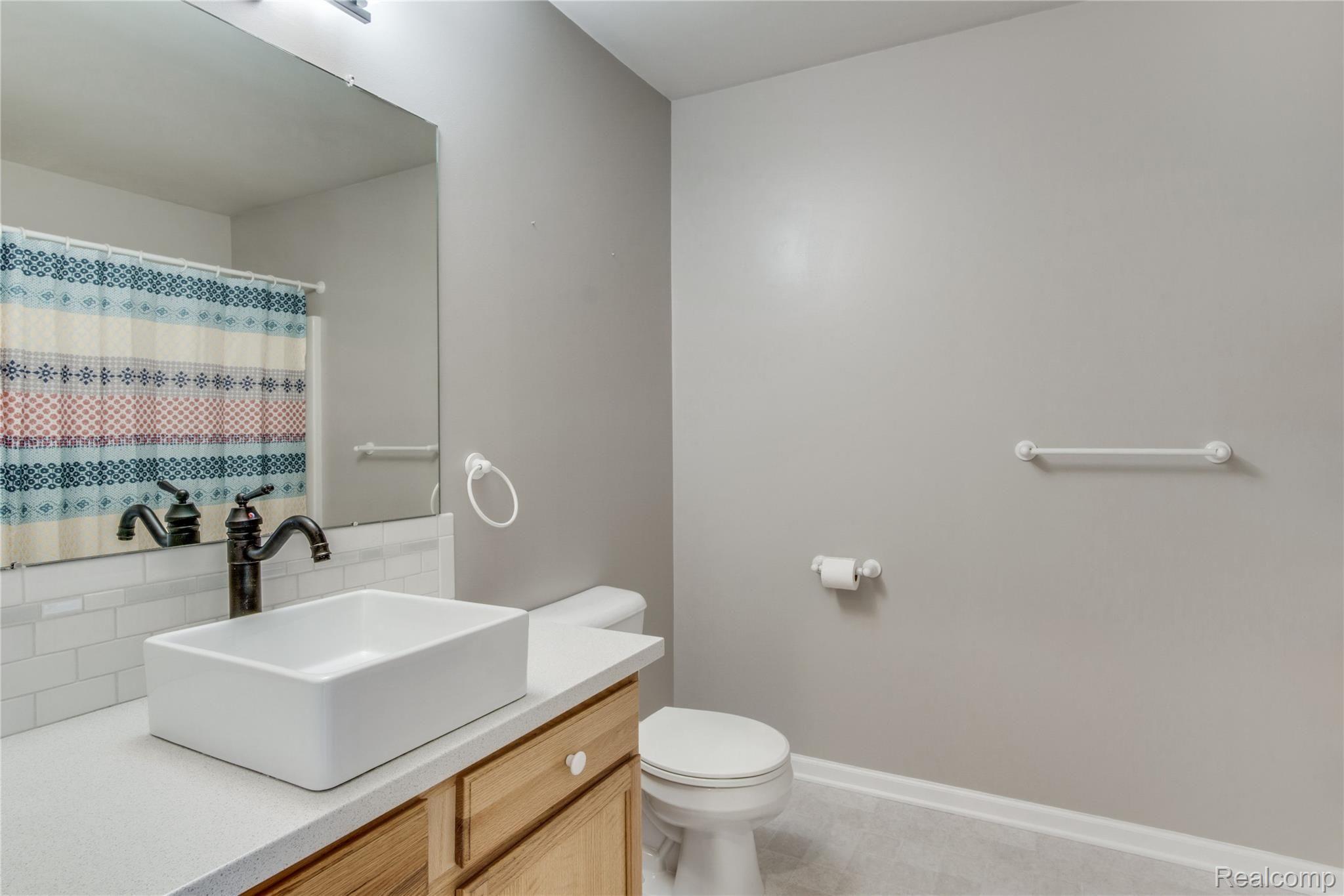 728 Ridgecrest Street Fenton, MI 48430 - Photo 18 of 25 Interiors (6 of 32).jpg