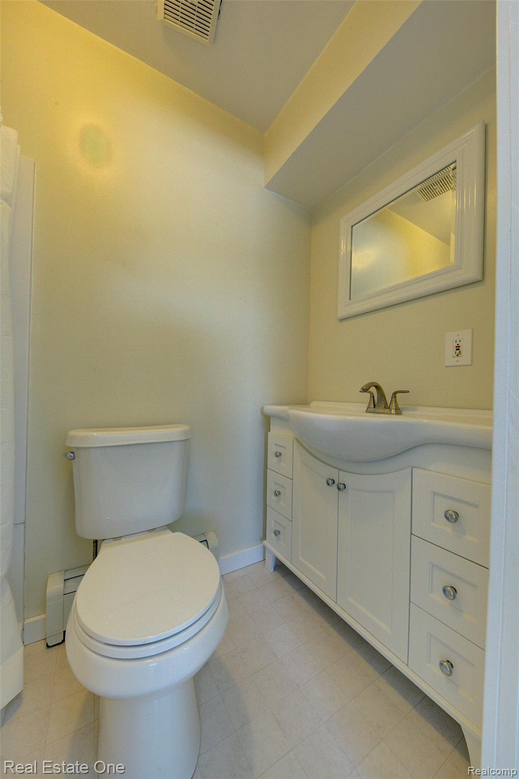 21500 Wasson Road Howell, MI 48843 - Photo 37 of 44 Master Bath