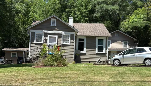 a view of a house with a yard