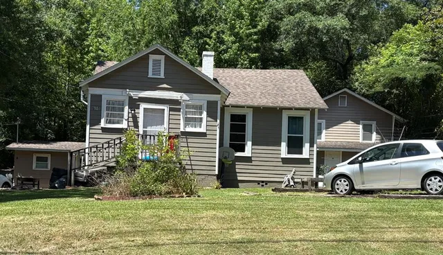 a view of a house with a yard
