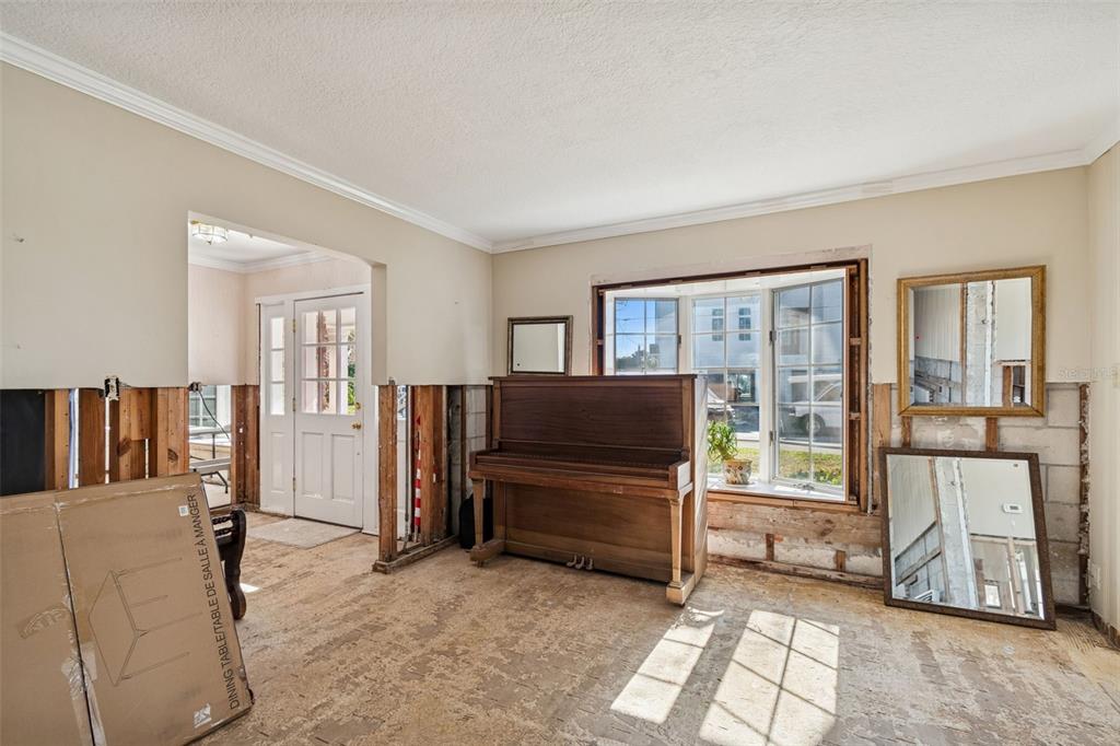 19 Sandpiper Road Tampa, FL 33609 - Photo 11 of 64 a living room with furniture and a flat screen tv