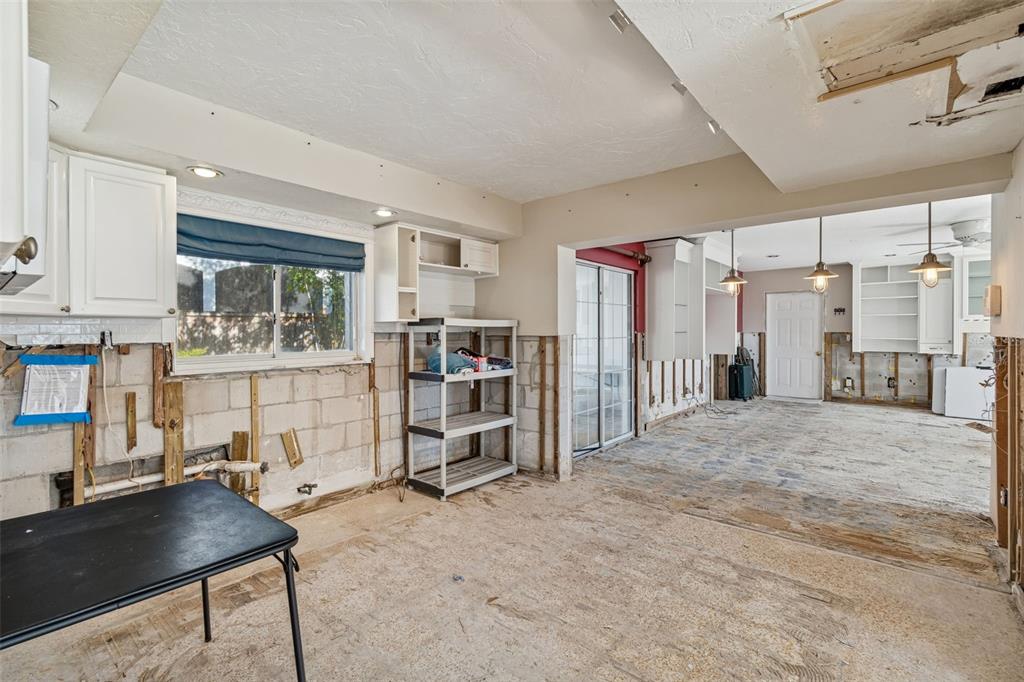 19 Sandpiper Road Tampa, FL 33609 - Photo 19 of 64 a living room with furniture a flat screen tv and kitchen view