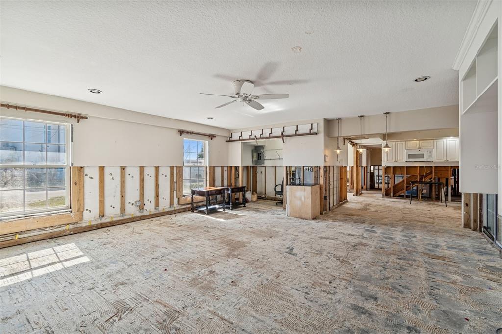 19 Sandpiper Road Tampa, FL 33609 - Photo 27 of 64 a view of a livingroom with furniture and a ceiling fan