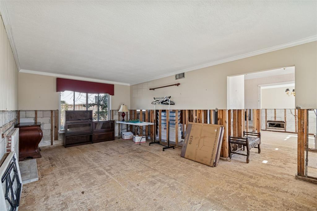 19 Sandpiper Road Tampa, FL 33609 - Photo 10 of 64 a view of a livingroom with furniture and a flat screen tv
