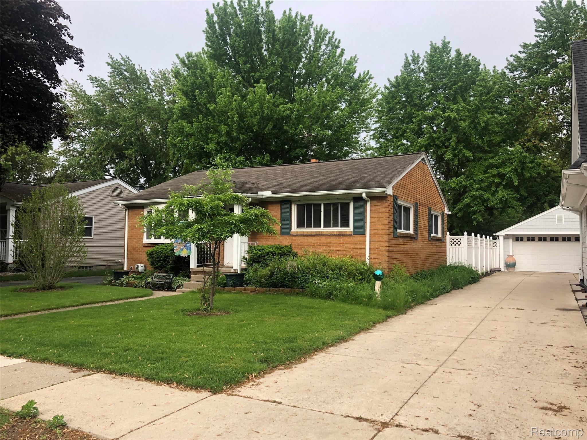 1327 Oak Street Rochester, MI 48307 - Photo 3 of 8 IMG_1329.jpg
