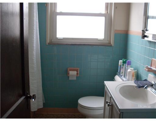 903 3rd Street McKees Rocks, PA 15136 - Photo 8 of 11 Full Bath.