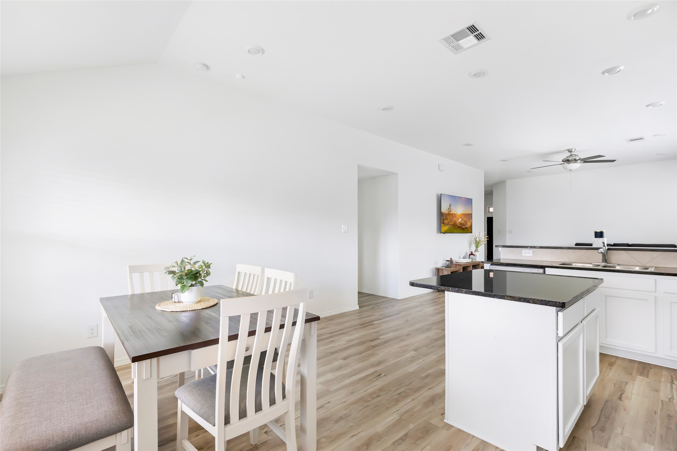 1127 Bulwark Crosby, TX 77532 - Photo 19 of 39 Kitchen/Dining Area