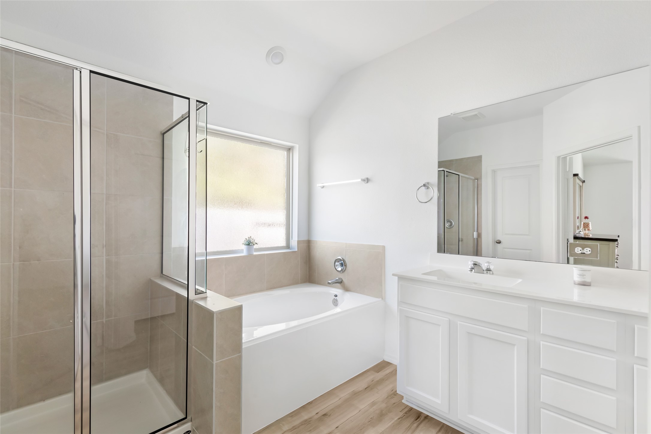 1127 Bulwark Crosby, TX 77532 - Photo 23 of 39 Primary Ensuite Bathroom