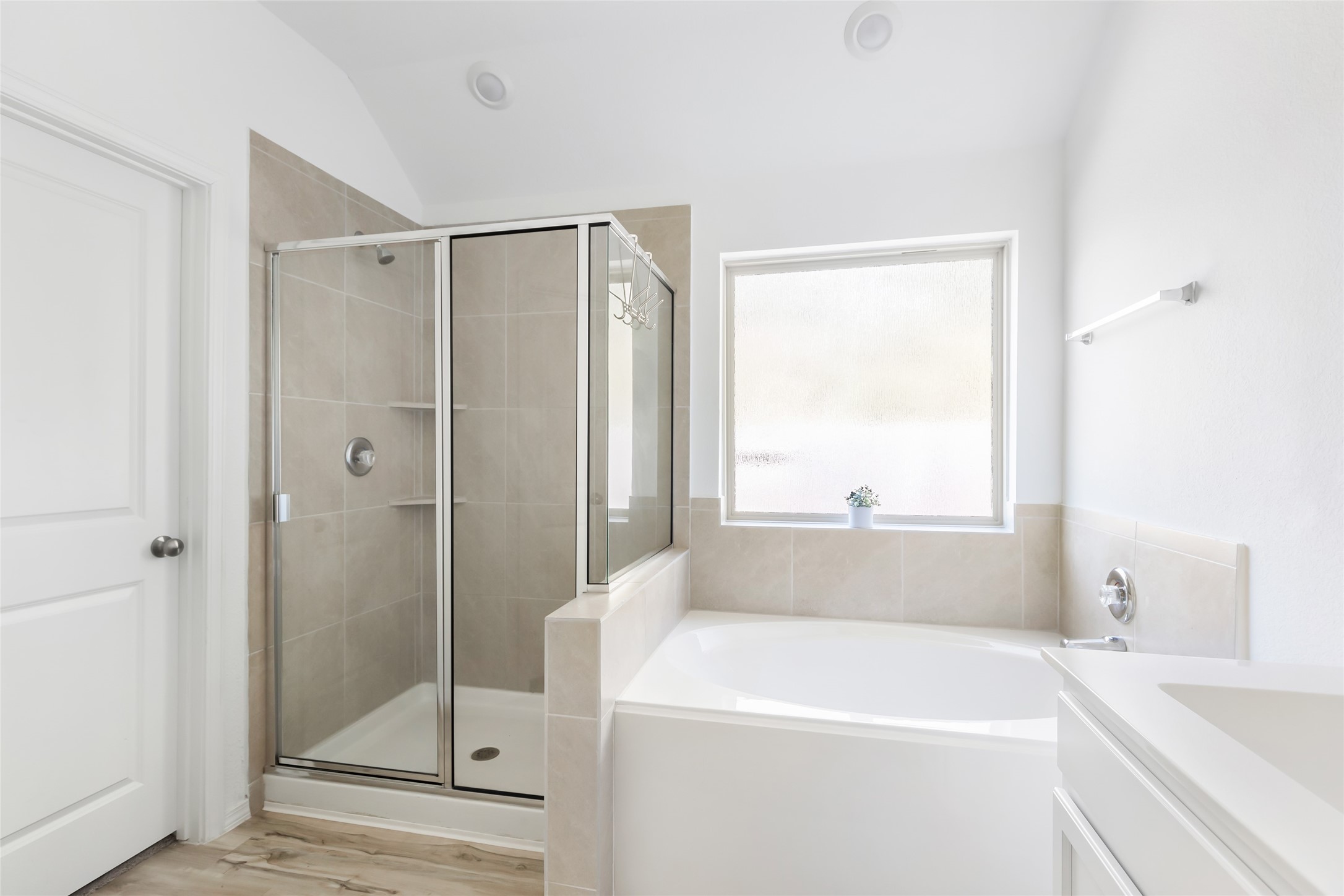 1127 Bulwark Crosby, TX 77532 - Photo 24 of 39 Primary Ensuite Bathroom