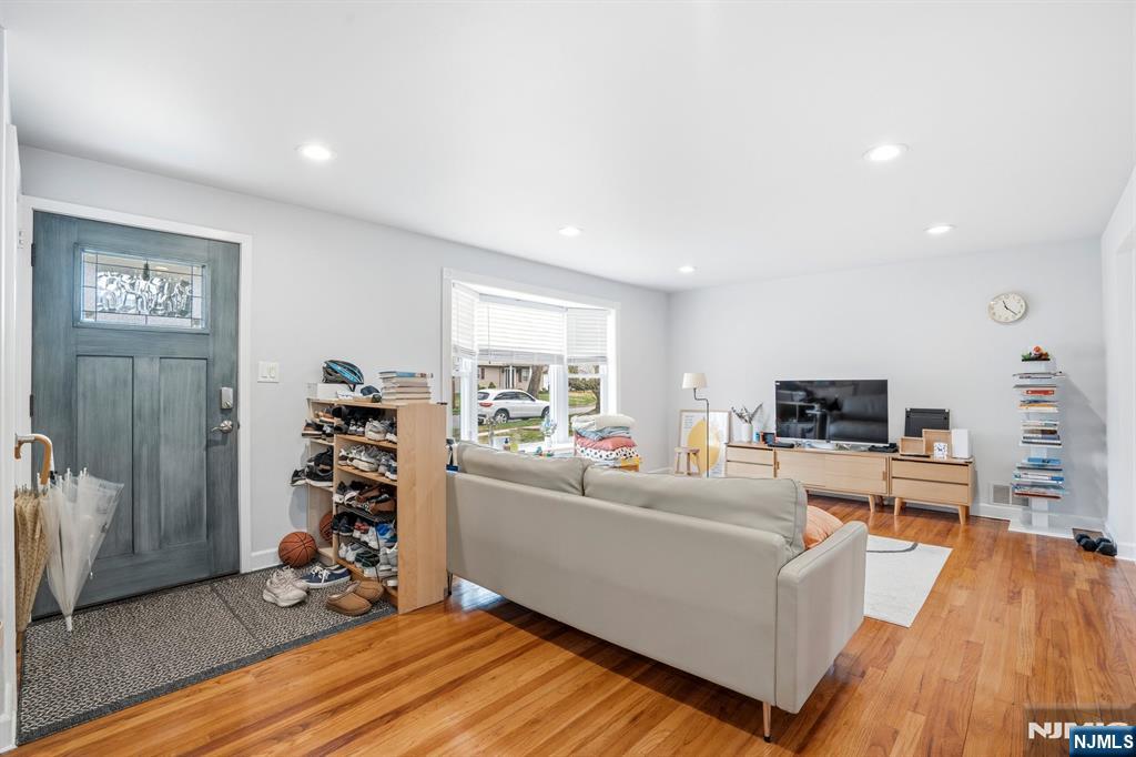 283 Taft Road River Edge, NJ 07661 - Photo 4 of 33