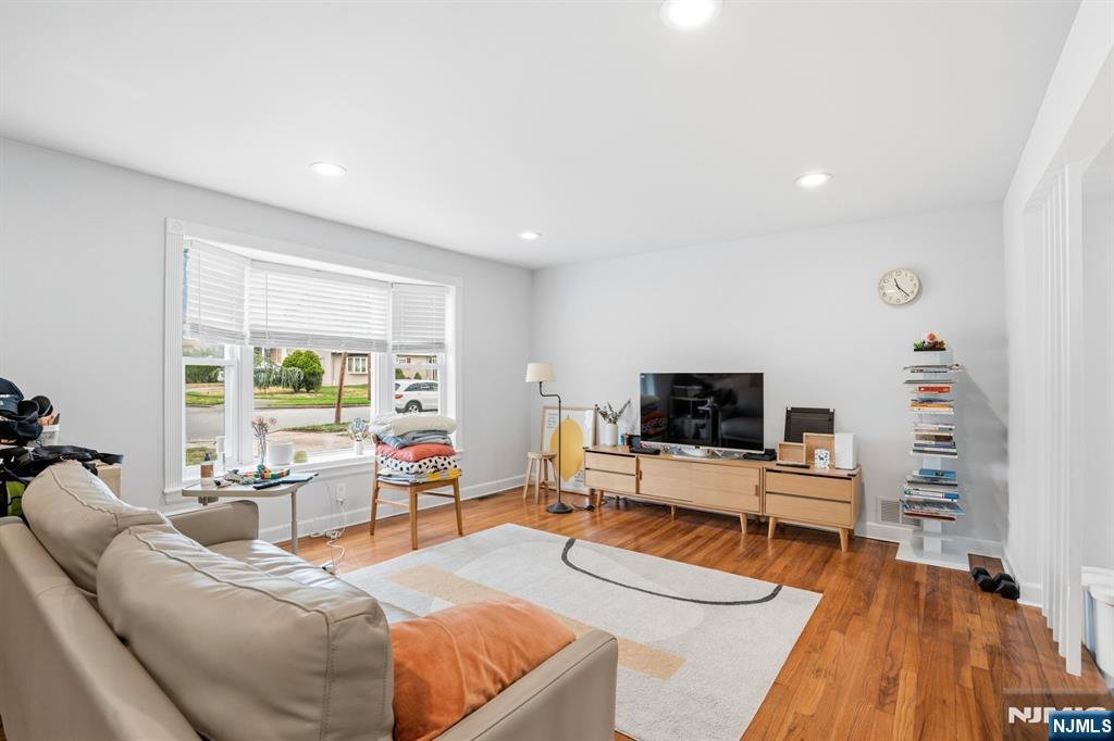 283 Taft Road River Edge, NJ 07661 - Photo 5 of 33