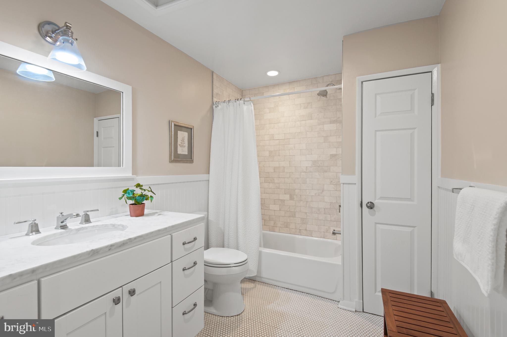 2530 Londonderry Road Lutherville-Timonium, MD 21093 - Photo 21 of 43 a bathroom with a sink mirror toilet and bathtub