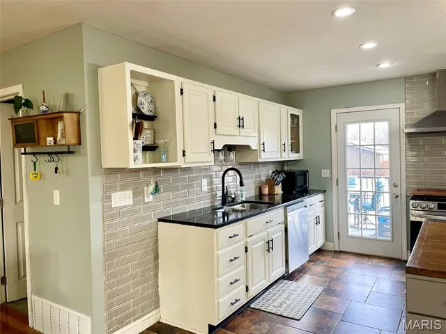 $215,000 | 20 Birchwood Road, Litchfield, IL 62056