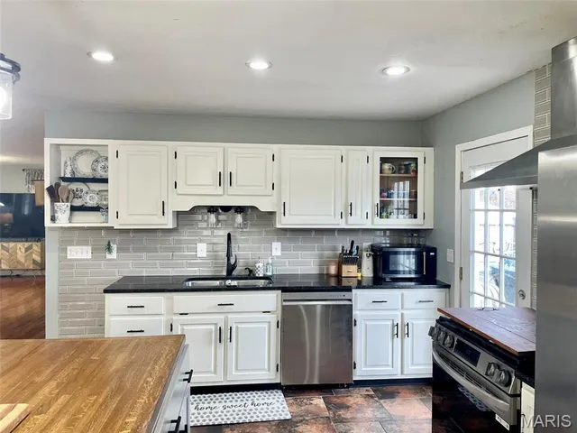 $215,000 | 20 Birchwood Road, Litchfield, IL 62056