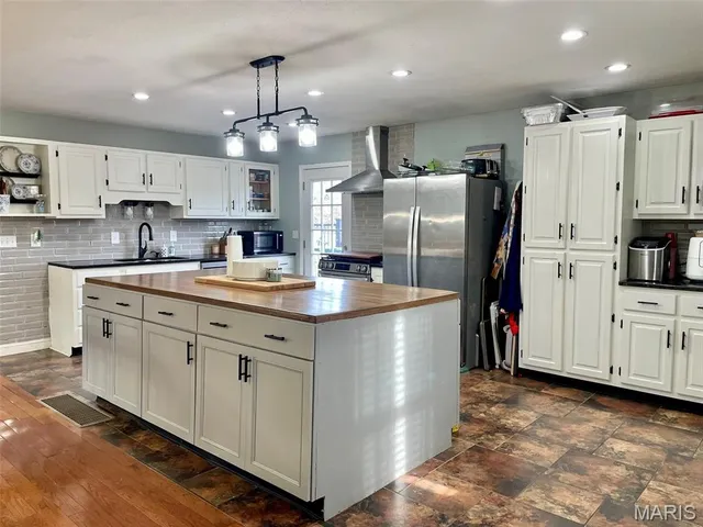 $215,000 | 20 Birchwood Road, Litchfield, IL 62056