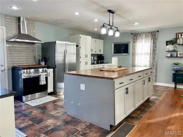 $215,000 | 20 Birchwood Road, Litchfield, IL 62056