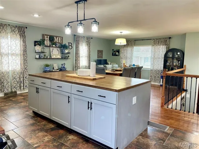 $215,000 | 20 Birchwood Road, Litchfield, IL 62056