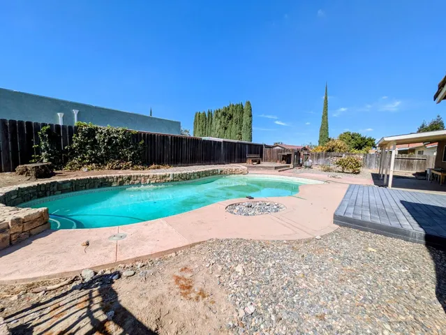 a view of a house with backyard