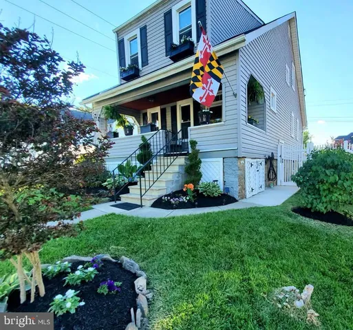 a view of a house with a yard and plants