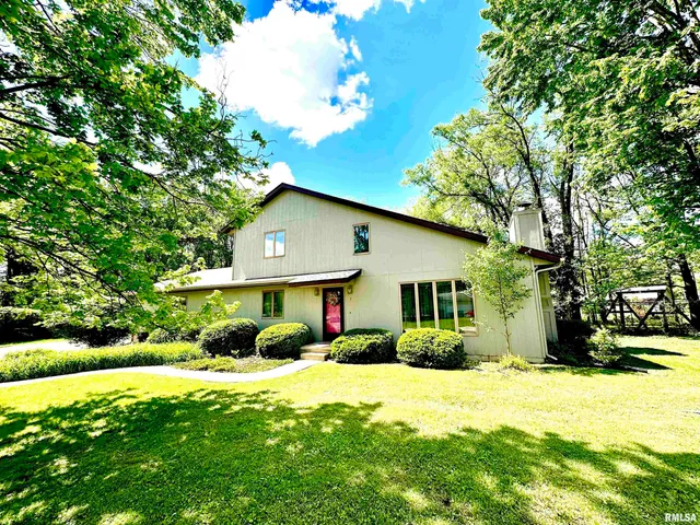 $205,000 | 7 South Lakewood Drive, Centralia, IL 62801