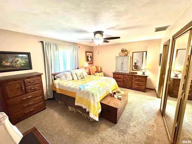 $205,000 | 7 South Lakewood Drive, Centralia, IL 62801