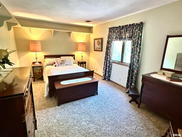 $205,000 | 7 South Lakewood Drive, Centralia, IL 62801