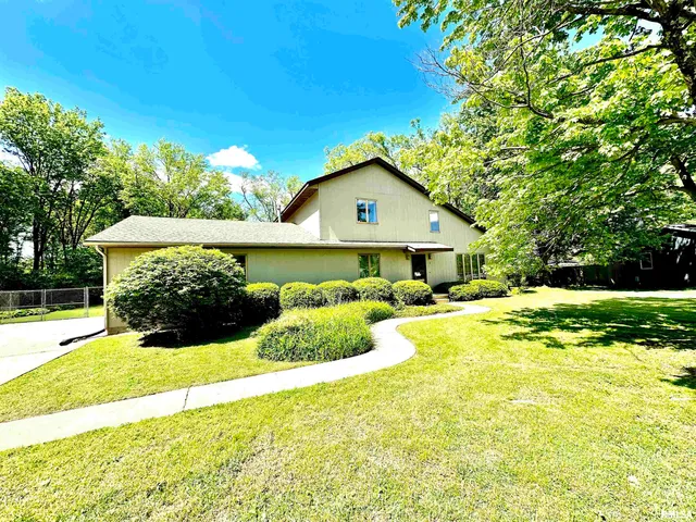 $205,000 | 7 South Lakewood Drive, Centralia, IL 62801