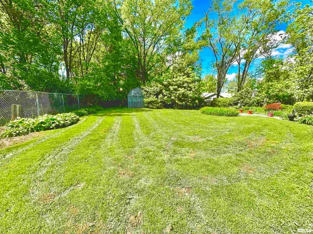 $205,000 | 7 South Lakewood Drive, Centralia, IL 62801