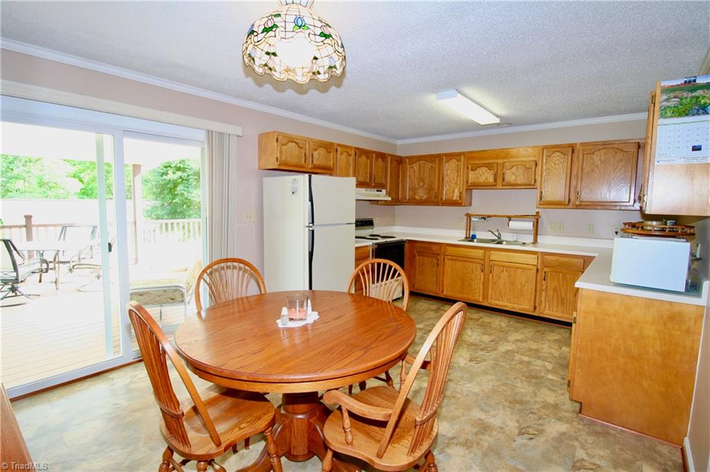 Clean and well taken care of kitchen with eat in dining area. 