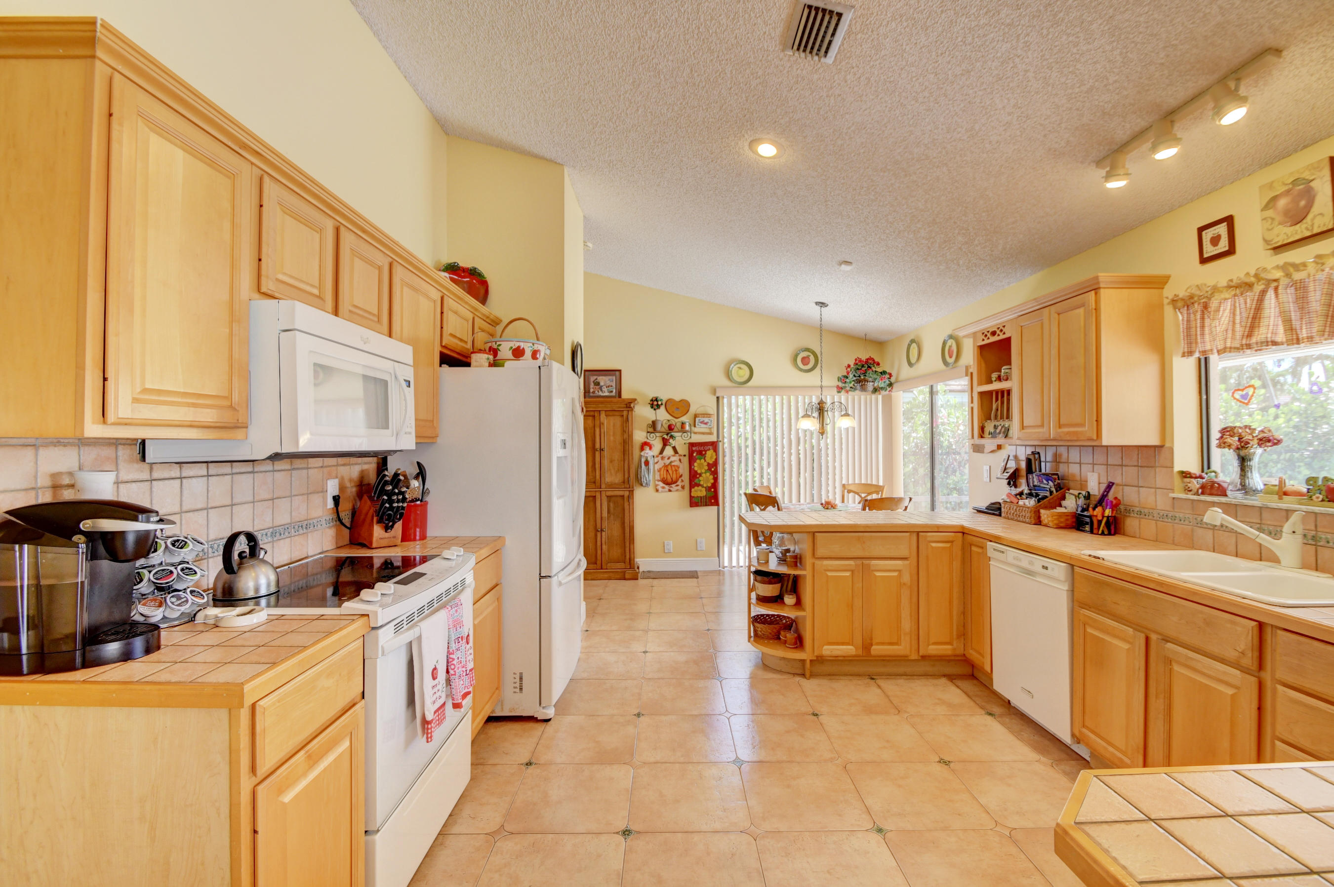 9556 Old Pine Road Boca Raton, FL 33428 - Photo 6 of 32 DSC_8407_08_09_10_11