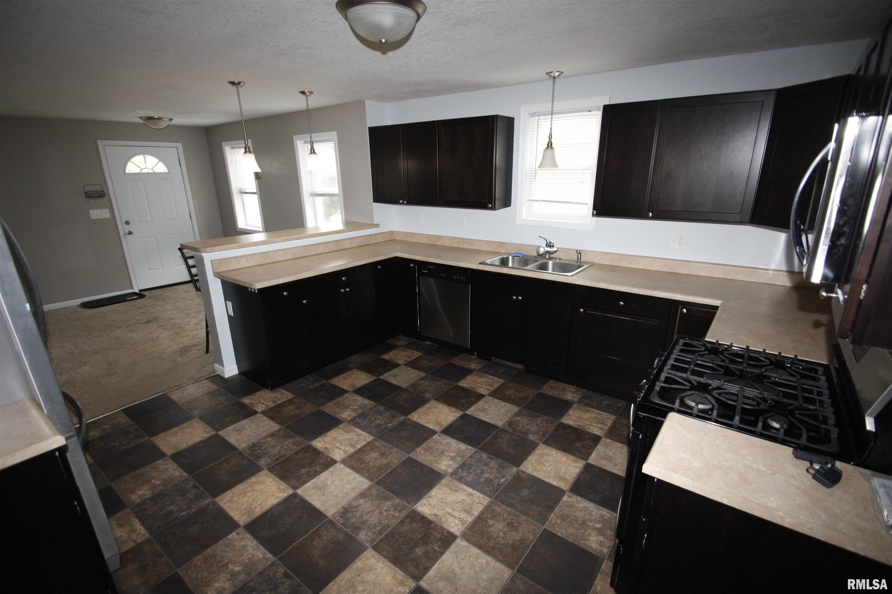 702 Indian Road Davenport, IA 52802 - Photo 3 of 16 Gallery Image 3